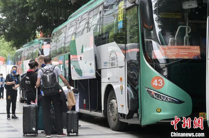 开机仪式上，面对影迷的热烈提问，雷佳音说：;从古代中国侠客穿越到能文能武的现代海外精英，这之间的巨大跨度实在是不小的挑战